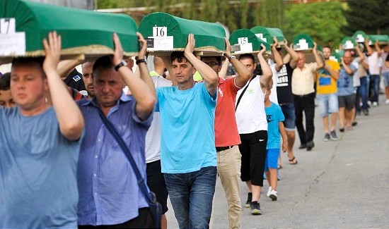 Srebrenitsa kurbanlarının cenazeleri Potoçari Anıt Mezarlığı'nda